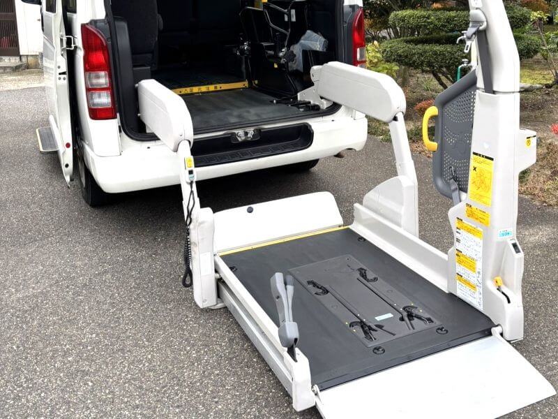 介護車両ハイエースリフト