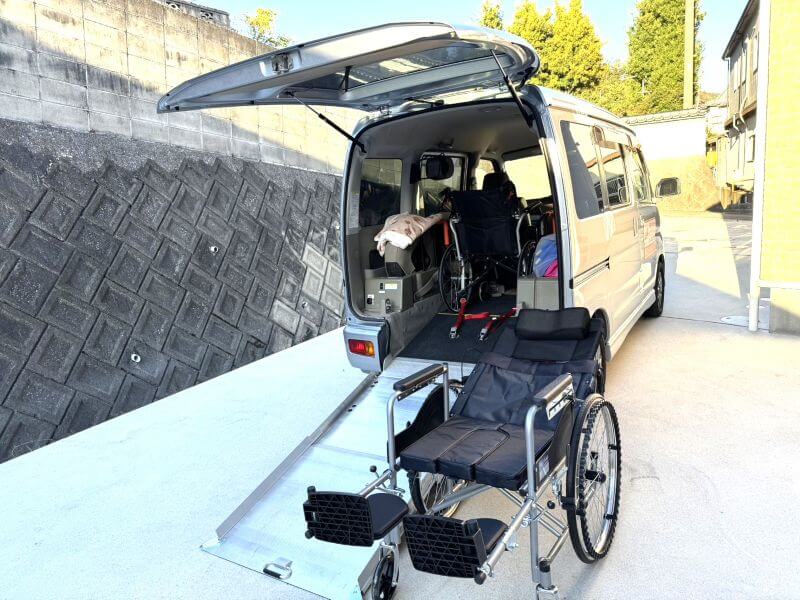 介護車両アトレースローパーとリクライニング車いす