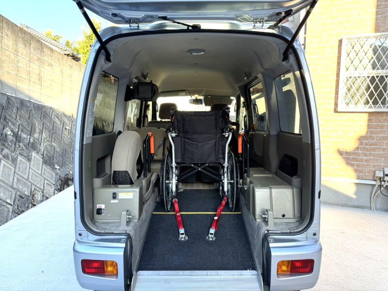 介護車両アトレー後部車内