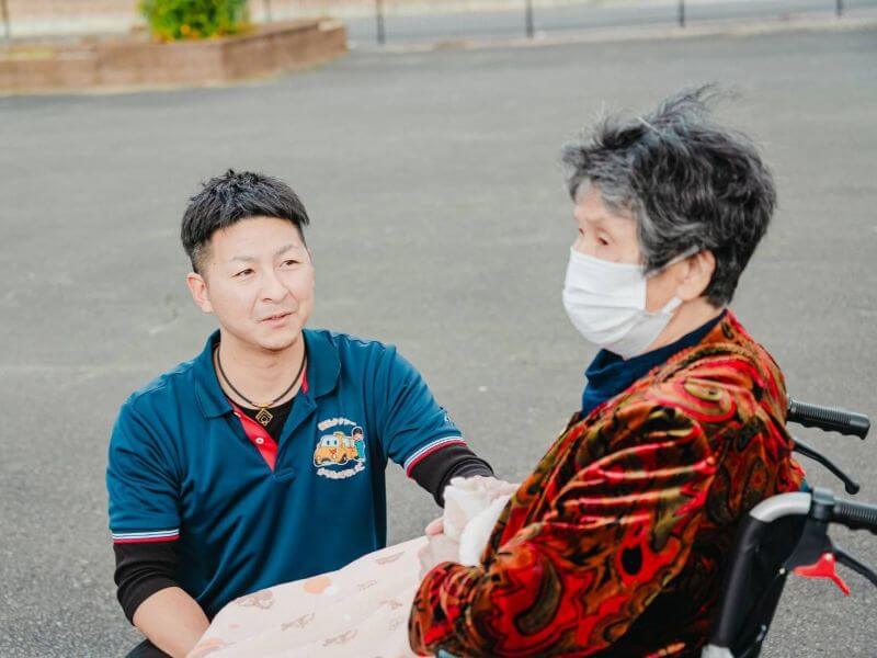 利用者に話しかける永岡さん