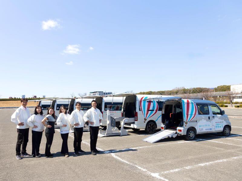介護車両とスタッフ一同