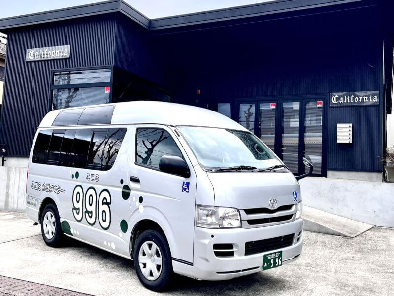 介護車両ハイエース斜め前