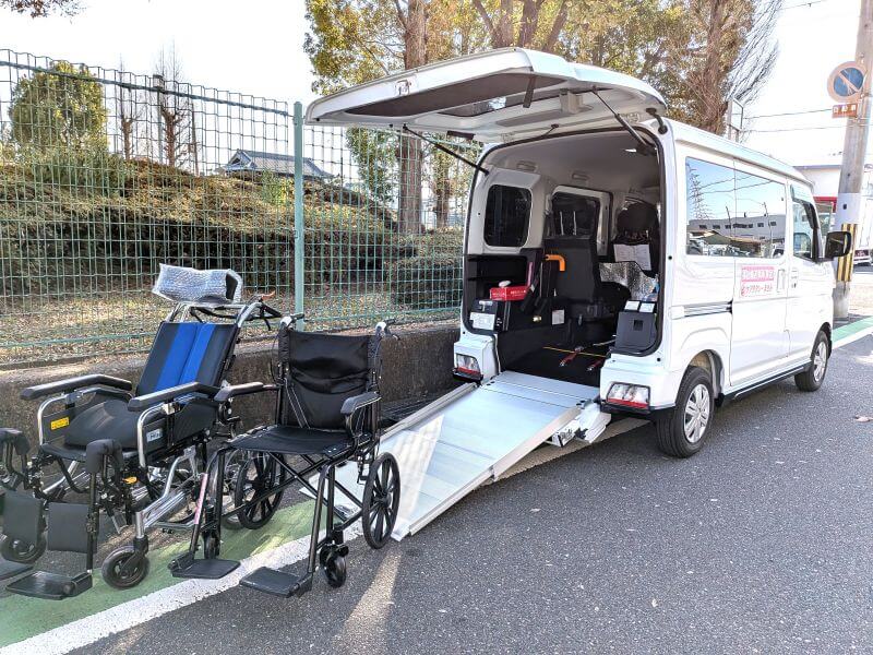 介護車両アトレーと車いす・リクライニング車いす