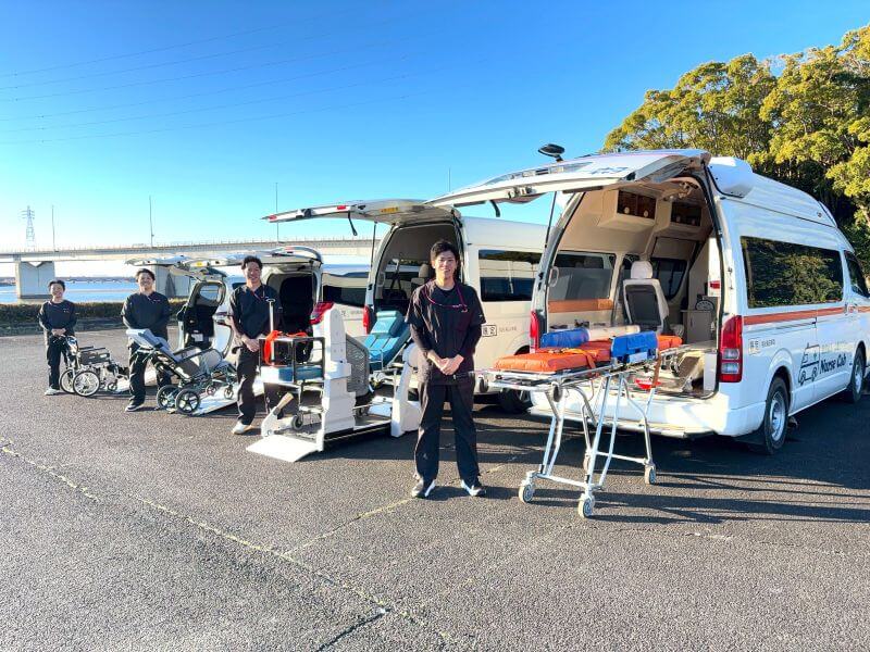 車両と看護師スタッフ