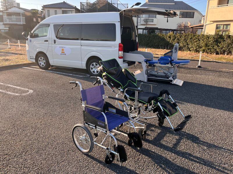 介護車両ハイエースと車いす・リクライニング車いす・ストレッチャー