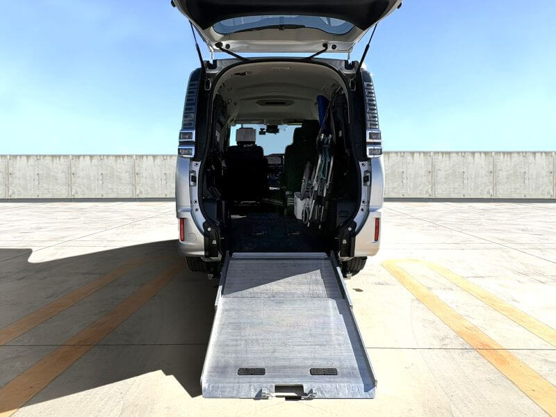 介護車両ヴォクシー後部スロープ