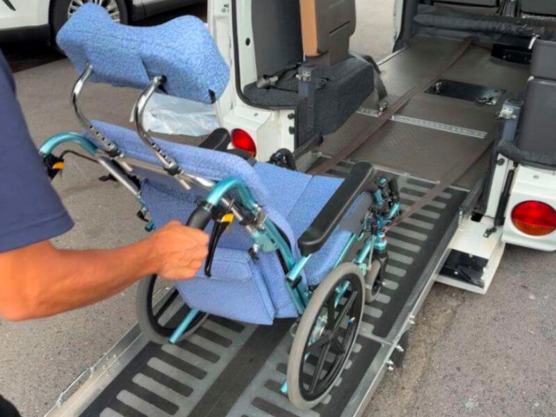 車いす乗降中