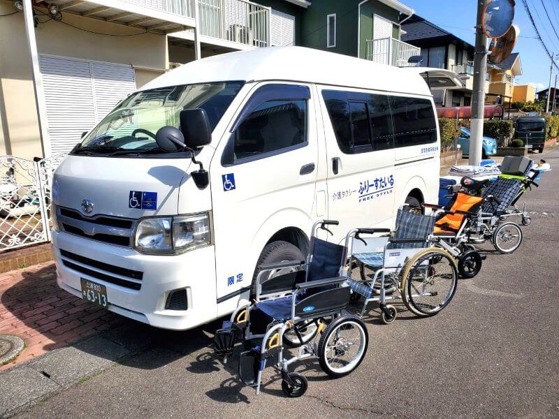 介護車両ハイエースと車いす・リクライニング車いす・ストレッチャー