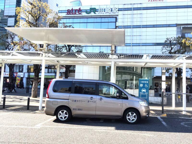 川崎駅前の介護車両セレナ