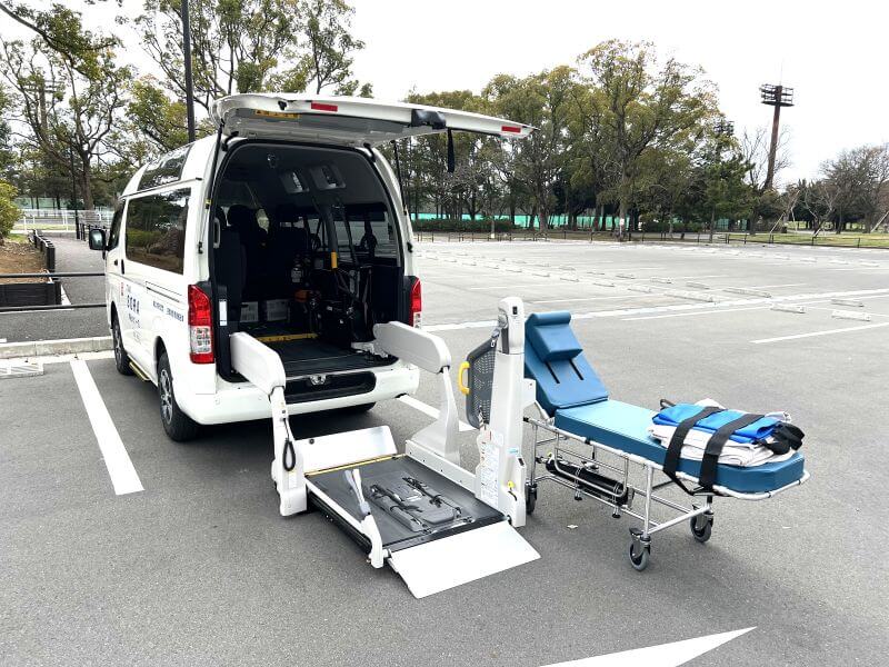 介護車両ハイエース後部とストレッチャー