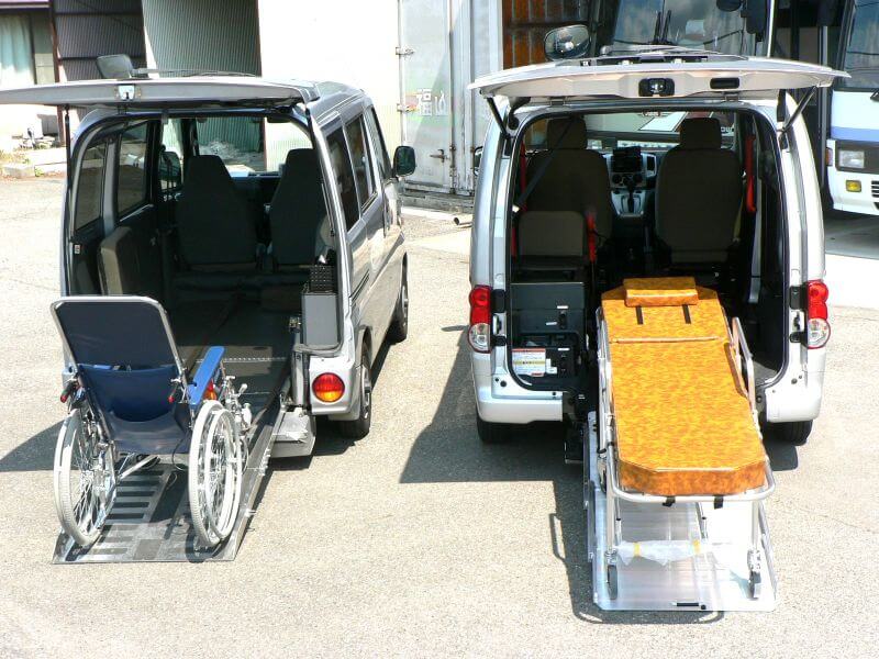 介護車両バネットとミニキャブ