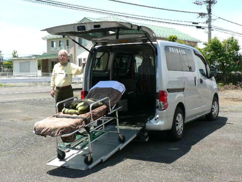介護車両バネット、ストレッチャーとドライバー