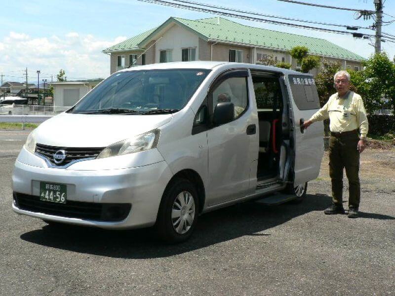 介護車両バネットとドライバー