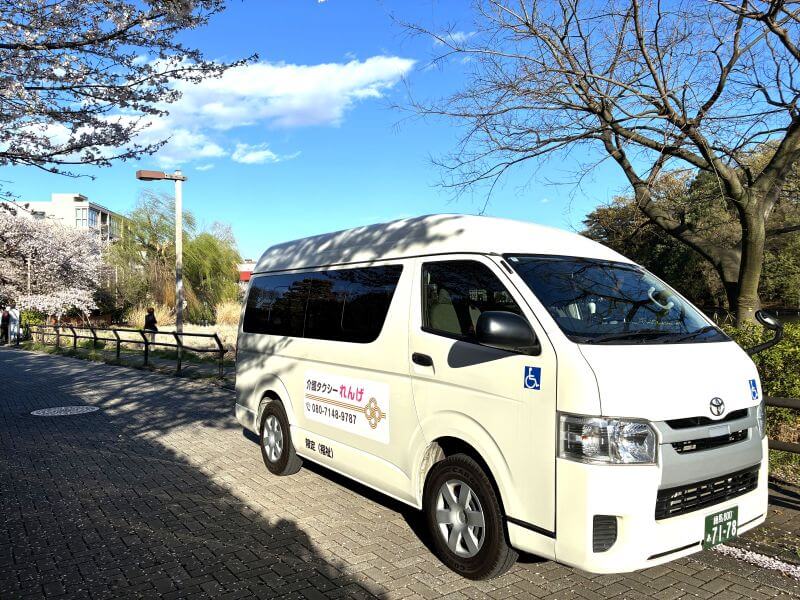 ハイエースと公園