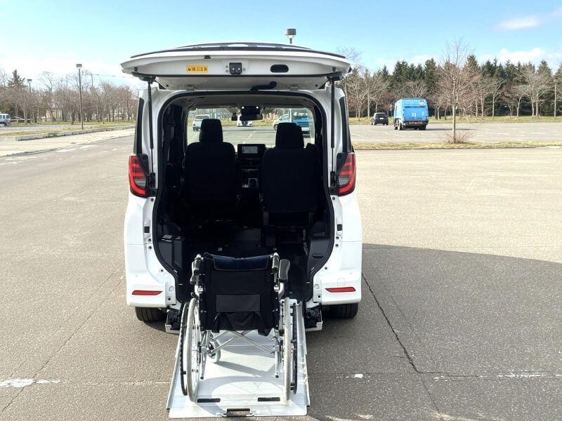 介護車両ノアスロープと車いす後部