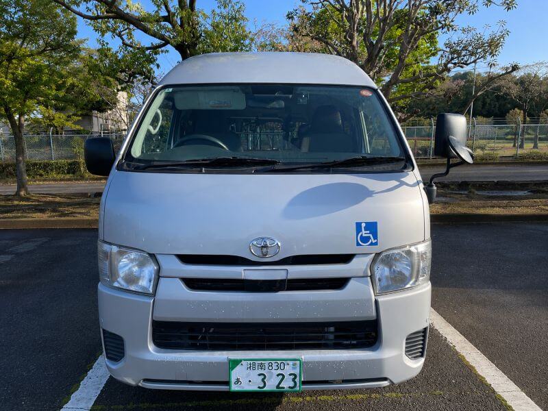 介護車両ハイエース正面