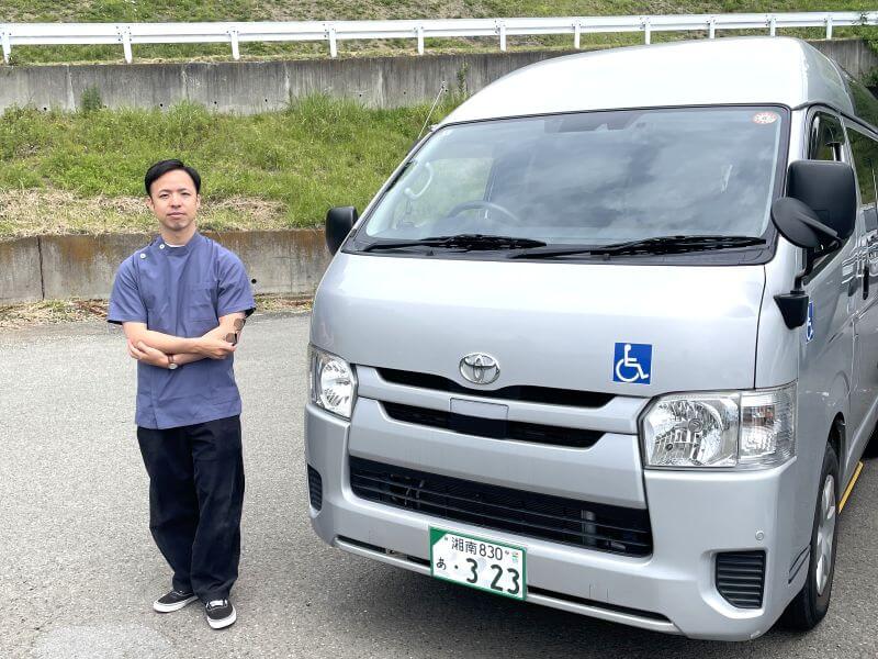 介護車両ハイエースとドライバー岩本さん