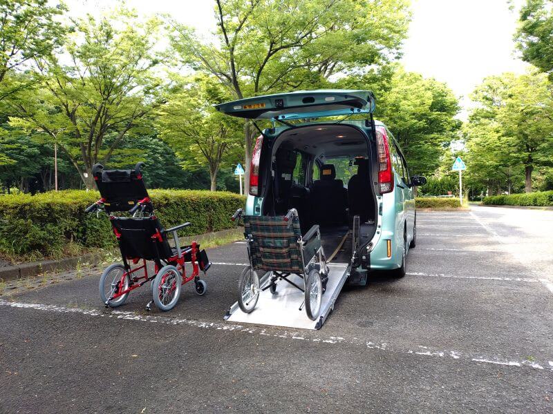 介護車両エスクァイアスロープと車いす・リクライニング車いす