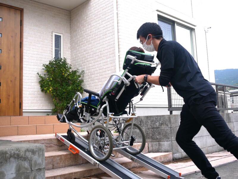 スロープ使用階段介助