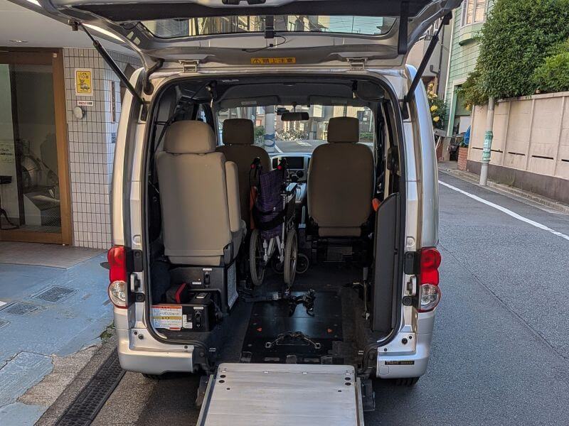介護車両バネット後部