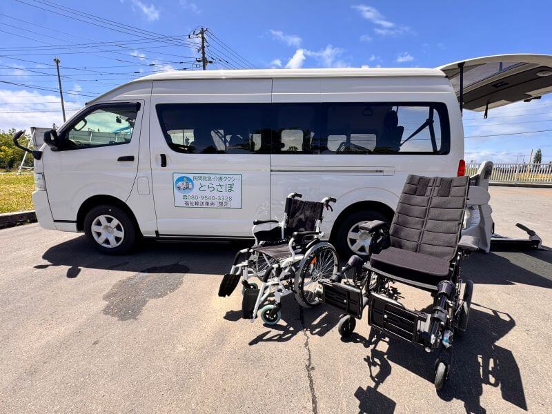介護車両ハイエースと車いす・リクライニング車いす・ストレッチャー