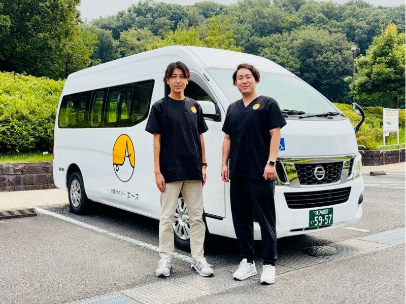 キャラバンと男性スタッフ2名