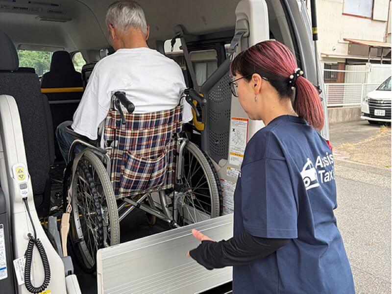 女性スタッフ乗降介助中