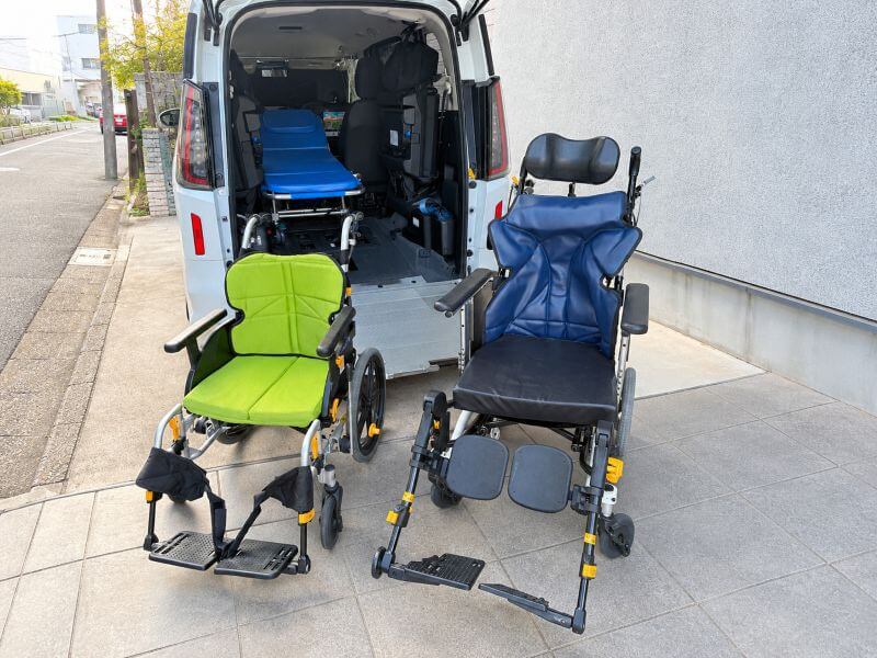 車いす・リクライニング車いすとセレナに乗ったストレッチャー