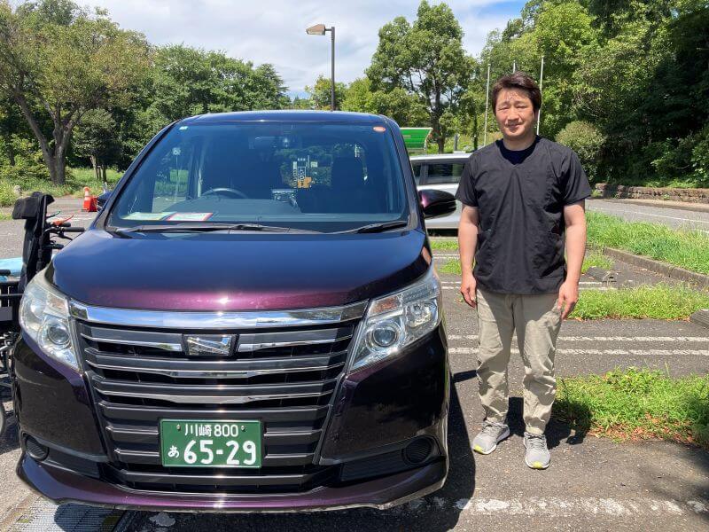 介護車両ノアと山下さん