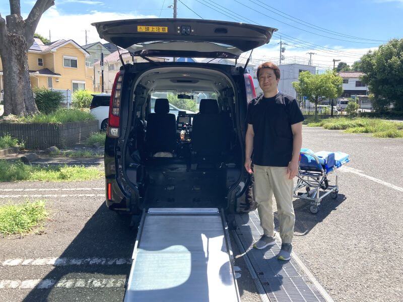 介護車両ノアスロープと山下さん