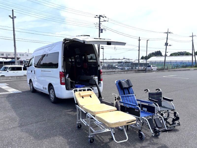 キャラバン後部と車いす・リクライニング車いす・ストレッチャー
