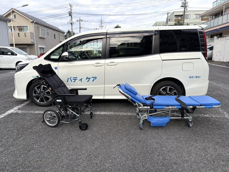 バディ ケアの介護車両ノアとリクライニング車いす・ストレッチャー