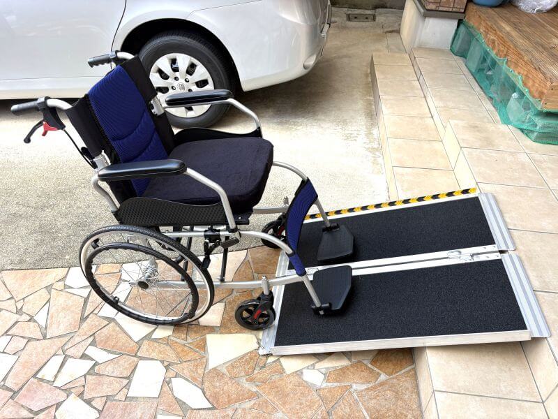 スロープと車いす