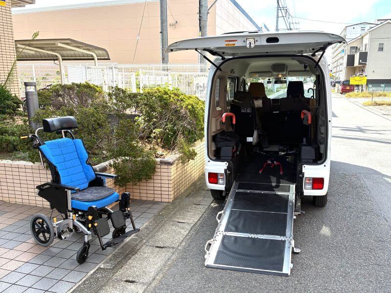 介護タクシーワーカーズの車両エブリイスロープと車いす