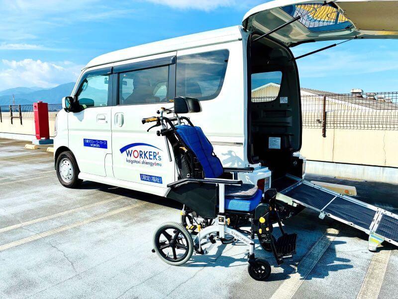 介護タクシーワーカーズの車両エブリイとリクライニング車いす