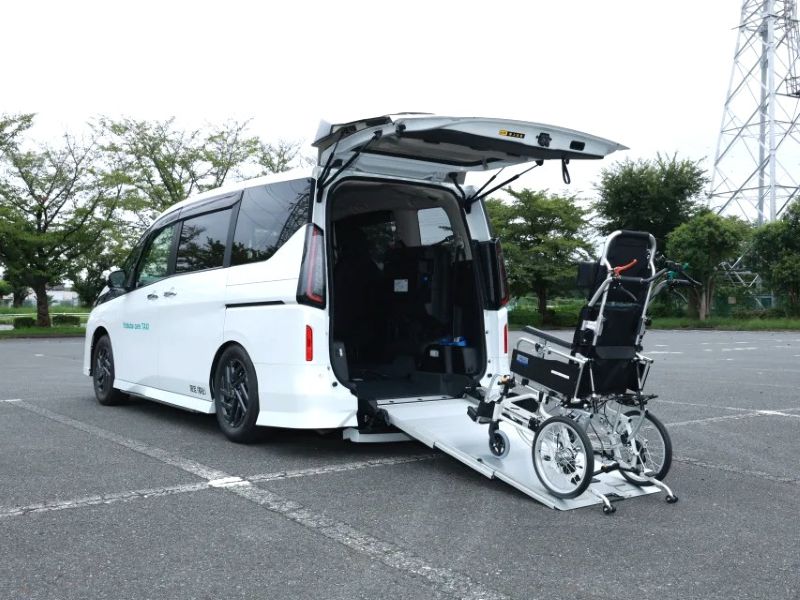 ヨツバ介護タクシーの福祉車両セレナのスロープとリクライニング車いす